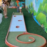 Joueurs sur parcours mini-golf